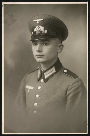Portrait : Postkarte mit Portrait eines jungen Mannes in Uniform der deutschen Wehrmacht