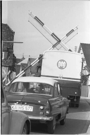 Verkehrsstau in der Litzenhardtstraße im Zusammenhang mit dem Eisenbahnübergang.