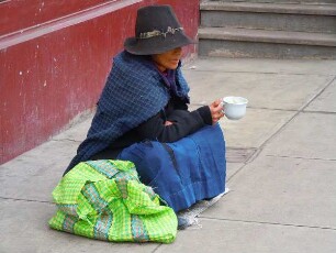 Lima - Arme Frau bettelt : Eine Frau mit Hut sitzt am Fußweg und bettelt. Aufgenommen am 7. September 2011 in der City von Lima