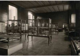 Aufstellung der Antikensammlung im Alten Museum, Antiquarium, Saal 6, Bronzegeräte und Gefäße aus Pergamon und Priene