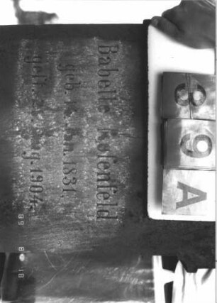 Grabstein 39 (Index: 100105203) Material: Sandstein Zustand: gut Maße HxBxT: 113x47x26 cm Beschreibung: Stele mit Podest, Sockel, Giebel mit Eckakroteren, Schriftfeld eingetieft: Grabstein 39A