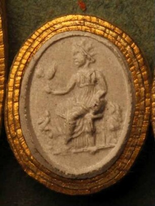 Sitzende Cybele mit Mohnhaupt, Ähre und Handpauke (Daktyliothek, Erstes Mythologisches Tausend)