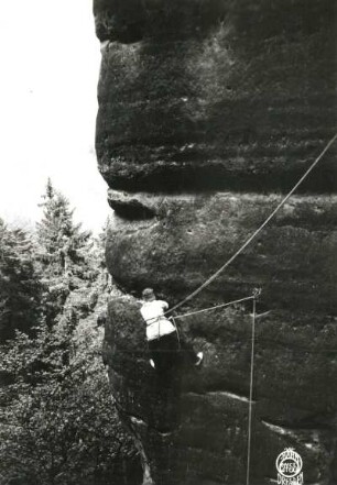Sächsische Schweiz, Affensteine. Wolfsturm. Seilschaft Oswald Kunis (mit Schwebesicherung) im Quergang vom Ring des Alten Weges (Westwand, VIIb)