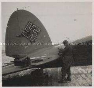 Wehrmachtssoldaten, Flugzeug, Trotz großer Kälte werden im Osteinsatzgebiet Mitte die Kampfflugzeuge (Heinkel He 111) einsatzbereit gehalten.