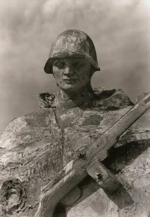 Sachsenhausen. Nationale Mahn- und Gedenkstätte. Sowjetsoldat von Renè Graetz, Ausschnitt Brustbild mit Gewehr