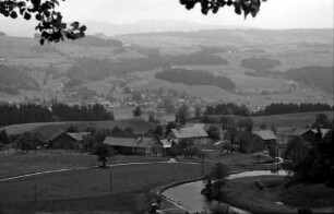 Weiler: Blick von oben über den Hof auf Weiler