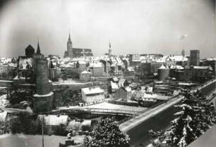 Bautzen. Blick von der Straße Am Feldschlößchen nach Nordosten über die Friedensbrücke und die Spree gegen den Altstadtkern