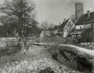 Kohren-Sahlis, Blick auf Gehöfte : Kohren-Sahlis. Gehöfte mit West-Bergfried der Burg (Ruine) Kohren. Ansicht über den unregulierten Wasserlauf der Ratte