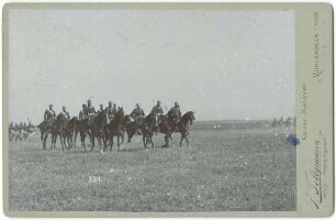 Kaisermanöver 1899 bei Craula, Formation von elf reitenden Offizieren, im Hintergrund freies Feld, links Trommler und rechts Truppen des marschierenden kurhessischen Infanterie-Regiments (von Wittich) Nr. 83, 3.