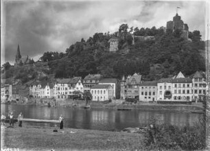 Saarburg : Saarburg. Wohnhäuser unter dem Burgberg und darüber die Saarburg. Ansicht vom rechten Saarufer