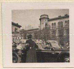 Wien, Gauleiter Bürckel und Reichsminister Hess fahren am Westbahnhof ab