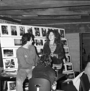 Besucher einer Veranstaltung / Ausstellung vor einer Fotowand