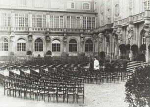 Innenhof : Innenhof (M. D Pöppelmann, J. M. Oberschall) mit Bestuhlung für eine Veranstaltung der Sächsischen Landesbibliothek