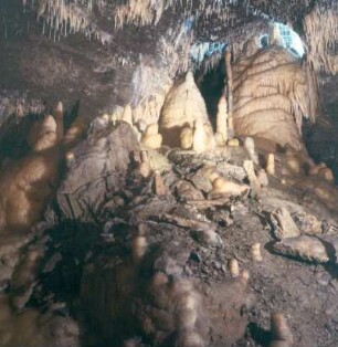 Buchen-Eberstadt. Tropfsteinhöhle
