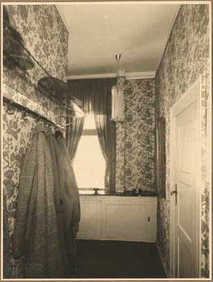 Wohnung. Inneneinrichtung: Diele mit Garderobe