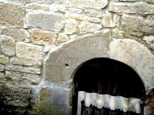 Kirchhofmauer im Südwesten-Kellereingang im Graben (Gaden-Keller)-Schlußstein mit Jahr 1573