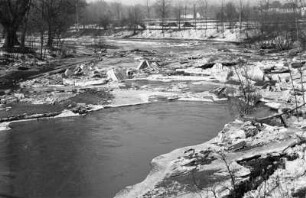 Eisschollen auf der Weißen Elster : Eisschollen auf der Weißen Elster. Im Hintergrund eine Stadt