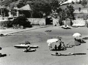 Am Strand einer Hotelanlage vor Asvalar