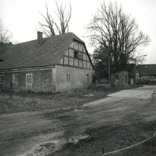 Calau-Saßleben-Reuden. Gutshof. Nebengebäude (1701/1750). Hofansicht mit Wägehäuschen