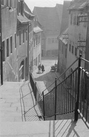 Blick in eine Gasse. Aufstieg zum Burgberg