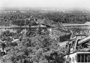 Dresden-Loschwitz. Blick auf Loschwitz, Blaues Wunder und Blasewitz : Dresden. Blick über Schwebebahn und Blaues Wunder auf Dresden