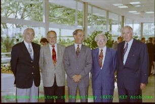 Zusammenkunft des Vorstands aus dem Jahr 1975 anlässlich der Verabschiedung von Prof. Hans-Henning Hennies (ehemaliges Vorstandsmitglied des Forschungszentrums Karlsruhe (FZK)) und des Amtsantritts von Dr. Peter Fritz (Vorstandsmitglied des Forschungszentrums Karlsruhe (FZK))