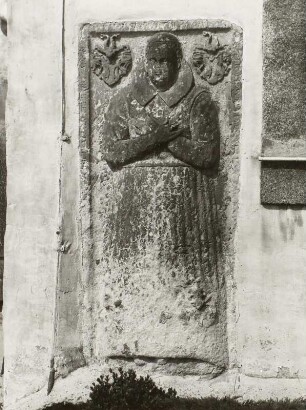 Grabplatte mit Figur einer Frau (gestorben 1557)