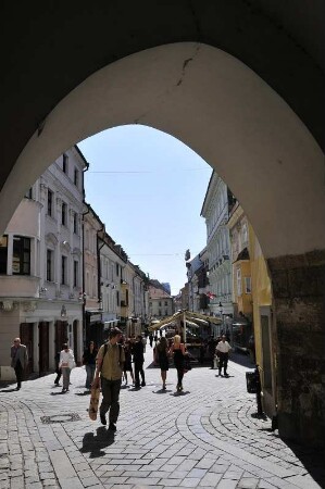 Durchblick in Altstadtgasse : Durchblick durch den Bogen des historischen Michaeler Tores in eine Geschäftsgasse der Altstadt. Aufgenommen in Bratislava am 7. September 2009. Foto Uwe Gerig
