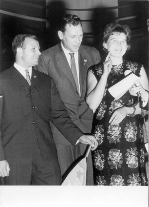 Berlin (Ost). Besuch der sowjetischen Kosmonauten Valentina Tereschkowa und Juri Gagarin in Berlin, 17.-22.? Oktober 1963. Grußworte von Valentina Tereschkowa, in der Mitte Dolmetscher Werner Eberlein