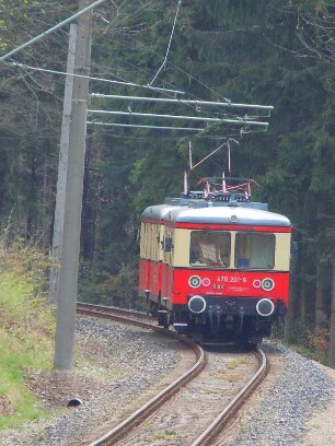 Oberweissbach - elektrische Bergbahn : Ein Zug der elektrischen Bergbahn nähert sich dem Haltepunkt Oberweissbach im Thüringer Wald, aufgenommen am 29. April 2012