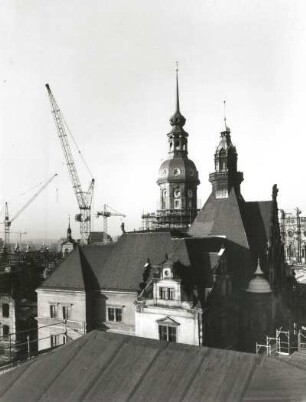 Dresden-Altstadt. Wiederaufbau des Residenzschlosses. Blick vom Dach des Ständehauses (Schloßplatz 1) gegen Georgenbau und Hausmannsturm