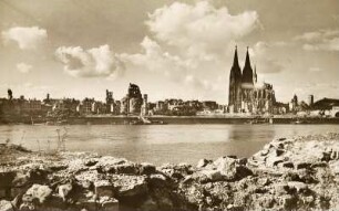 Ohne Titel (Dom und Groß St. Martin in Trümmern gesehen vom anderen Rheinufer)