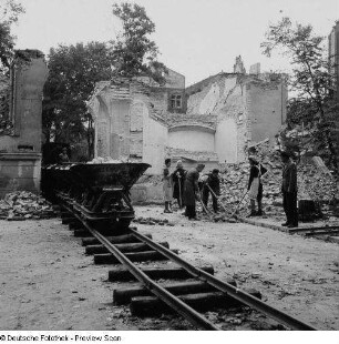 Berlin. Charité. Enttrümmerungsarbeiten mit Feldbahn
