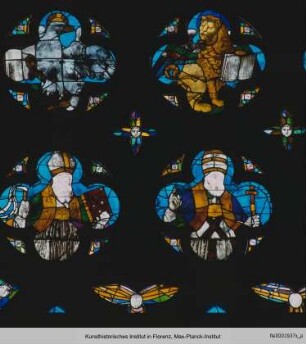 Kirchenfenster: Madonna mit Kind und Heiligen