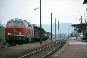 Bretzfeld Lok 215 099 Güterzug Bahnsteig Bahnhofsbeleuchtung Laderampe