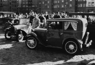 Oldtimer und Zuschauer auf der 1. KFZ-Veteranen-Ralley