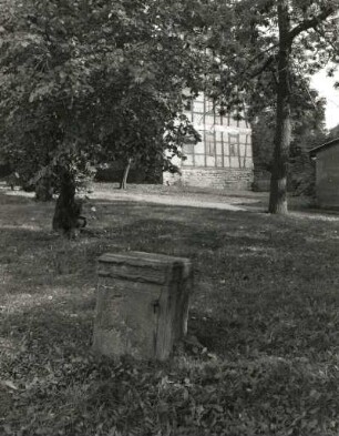 Groitzsch-Pödelwitz. Sandsteinsockel auf dem Platz vor der Kirche