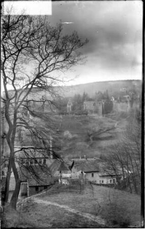 Hardenburg Ortsbild mit der Burgruine im Hintergrund