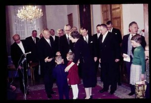 Kanzler m. Waisenkindern 5.1.63.