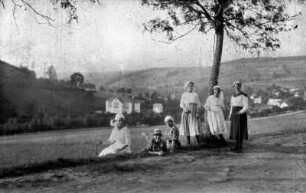 Frauen an der Schmalzgrubner Straße : Hintergrund Bartzsch-Fabrik (Ferdinand Meyer)