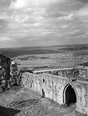 Schwäbisch Gmünd-Rechberg. Ruine Hohenrechberg (1200). Ringmauer