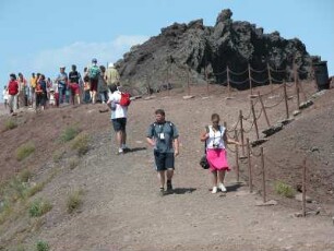 Neapel - Vesuvgipfel mit Touristen : Der Vesuv bei Neapel, aufgenommen 2004, ist ein beliebtes Touristenziel