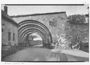 Nossen. Romanisches Tor am Kloster Altzella