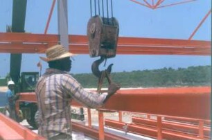 St. Maarten. Flughafenerweiterungsbau. Montage eines Stahlgerüstes für das Vordach der künftigen Abfertigungshalle