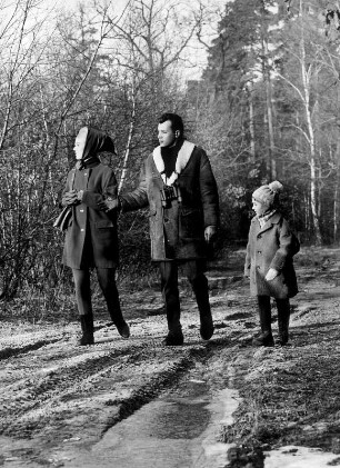 Model-Familie Keller bei einem herbstlichen Ausflug in die Natur - Ausdruck gesunder Lebensweise. Werbefotografie für die Techniker Krankenkasse (TK)
