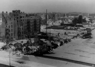Hamburg-Hamm. Alles Leben scheint erstarrt, Blick auf den, während der Operation Gomorrha 1943 schwer zerstörten Stadtteil der Freien- und Hansestadt, vorn der zugefrorene Mittelkanal. Blick Richtung Nordosten