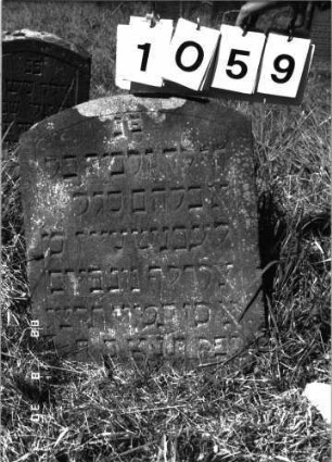 Grabstein 1059 (Index: 100098854) Maße HxBxT: 64x44x9 cm Besonderheit: Kindergrab: Grabstein 1059