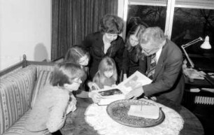 Säckingen: Wohnung; Wirtschaftsminister Eberle mit Familie; am runden Tisch, mit [Fotoalbum]