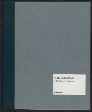 Mappe Karl Blossfeldt: Pflanzenformen II. Edition Griffelkunst : Karl Blossfeldt: Pflanzenformen. Edition Griffelkunst. Mappe aus grauem Karton mit dunkelblauem Rücken, darin sieben Handvergrößerungen auf Silbergelatinepapier vom Originalnegativ aus dem Nachlass in der Deutschen Fotothek, 8-seitiges Begleitheft mit einem Text von Jens Bove. Einmalige Auflage für die Griffelkunst Hamburg, 2016, H 31,7 x B 26,3 x D 2,5 cm. Dresden: SLUB/DF 2024.D.2