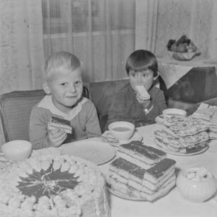 Kirmes Schweinerden und Panschwitz : Familientreffen anlässlich der Kirmes in Schweinerden. Zwei Kinder beim Kuchen essen